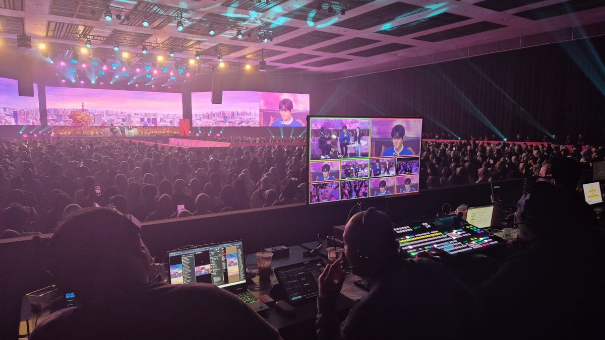 House and stage during the live show